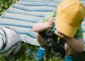 Niño soplando pompas de jabón caseras al aire libre en verano