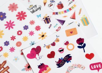 Álbum de pocket scrapbooking con fotos y tarjetas en fundas de bolsillos
