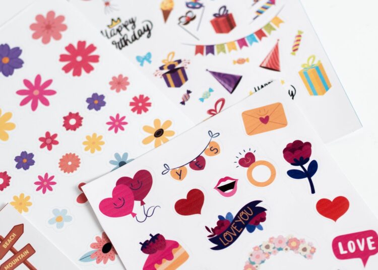 Álbum de pocket scrapbooking con fotos y tarjetas en fundas de bolsillos