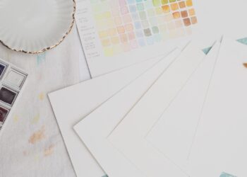 Caja de acuarelas en pastilla con pincel y papel, ideal para principiantes