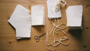 Mesa de trabajo de scrapbooking con papeles, tijeras y materiales de corte