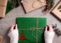 Cajas de regalo de papel kraft hechas a mano decoradas con cordel y adornos naturales