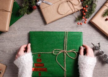 Cajas de regalo de papel kraft hechas a mano decoradas con cordel y adornos naturales
