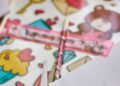 Materiales coloridos para manualidades con washi tape sobre una mesa de trabajo