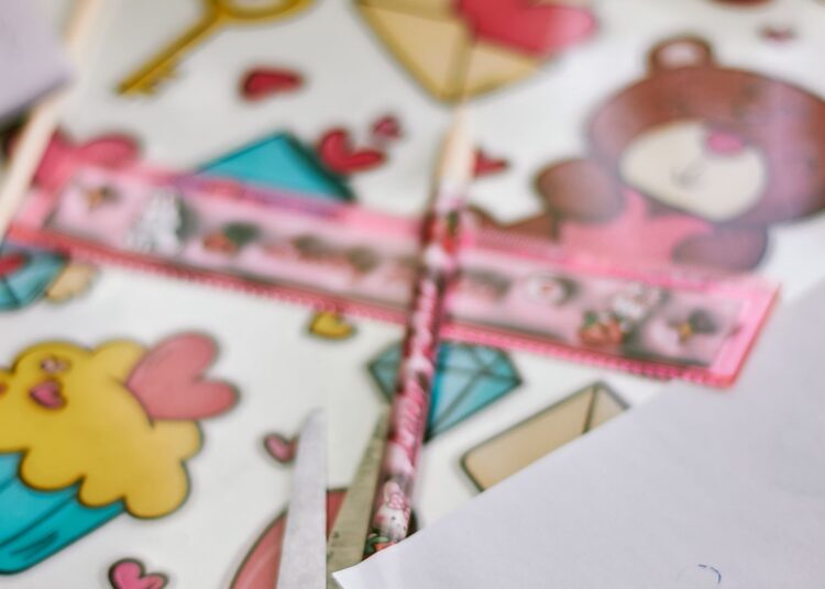 Materiales coloridos para manualidades con washi tape sobre una mesa de trabajo