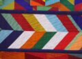Cuentas de arcilla polimérica de colores sobre mesa de trabajo artesanal