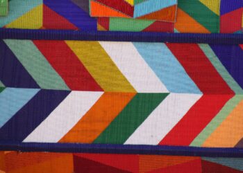 Cuentas de arcilla polimérica de colores sobre mesa de trabajo artesanal