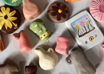 Piezas de colores de arcilla polimérica para hacer posavasos artesanales