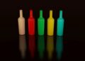 Botellas de vidrio de colores como ejemplo de cómo pintar cristal con pinturas para vidrio
