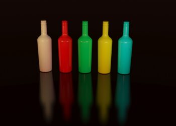 Botellas de vidrio de colores como ejemplo de cómo pintar cristal con pinturas para vidrio