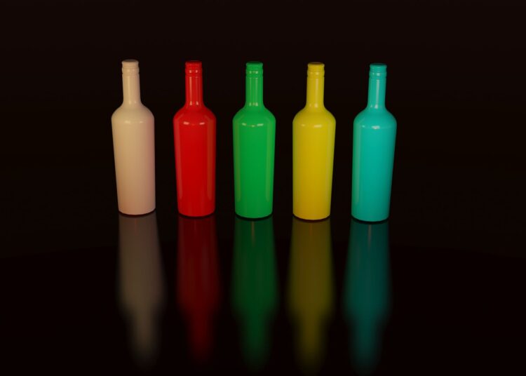 Botellas de vidrio de colores como ejemplo de cómo pintar cristal con pinturas para vidrio