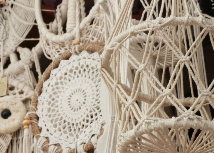 Nudos de macramé artesanal, técnica base de los pendientes de macramé