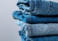 Pila de vaqueros viejos preparados para manualidades y reciclaje creativo de tela vaquera