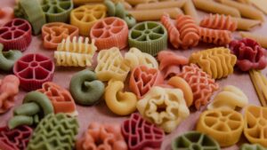 Pasta de colores variada para hacer manualidades con pasta con niños