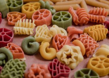 Pasta de colores variada para hacer manualidades con pasta con niños