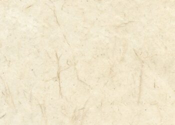 Hojas de papel reciclado hecho a mano con textura artesanal y bordes irregulares