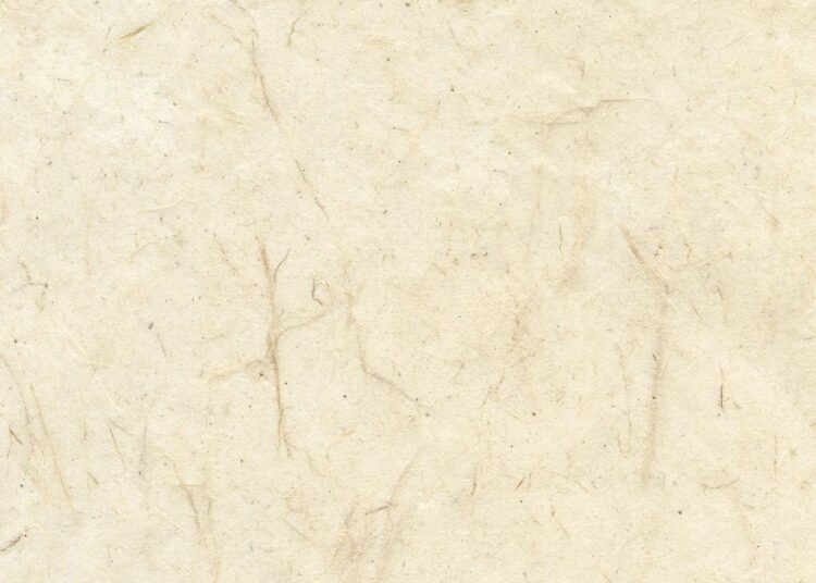 Hojas de papel reciclado hecho a mano con textura artesanal y bordes irregulares