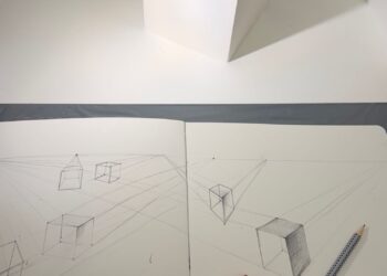 Cuaderno de dibujo con un boceto a lápiz para practicar cómo dibujar en perspectiva