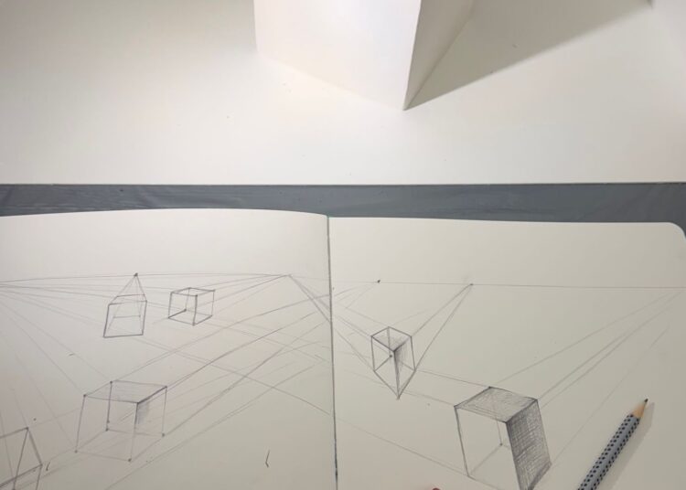 Cuaderno de dibujo con un boceto a lápiz para practicar cómo dibujar en perspectiva
