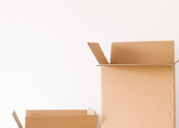 Cajas de cartón abiertas sobre una mesa de madera listas para manualidades con cajas de cartón
