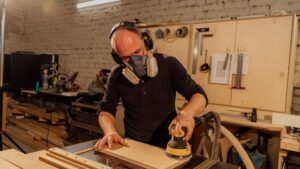 Cómo lijar madera paso a paso: guía práctica