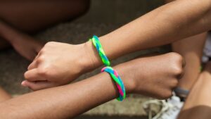 Pulseras de hilo: cómo hacerlas paso a paso