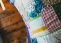 Colcha de patchwork para principiantes con cuadrados de tela de algodón cosidos a mano