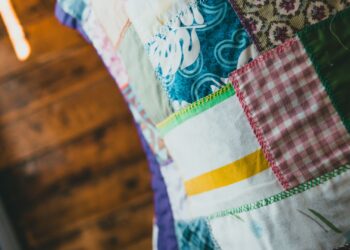 Colcha de patchwork para principiantes con cuadrados de tela de algodón cosidos a mano
