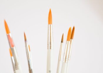 Surtido de pinceles para pintar de distintas formas y tamaños ordenados sobre fondo claro