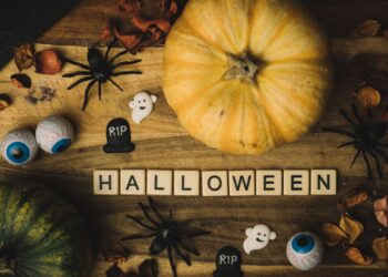 Manualidades de Halloween para niños hechas con cartulina y calabazas decorativas