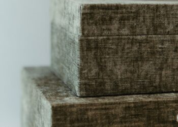 Cajas de cartonaje forradas y apiladas, resultado de la técnica de cartonaje paso a paso