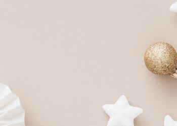 Adornos de Navidad con arcilla hechos a mano sobre una mesa de trabajo