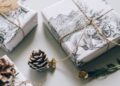 Materiales de scrapbooking de Navidad sobre una mesa: papeles estampados, cordel y adornos