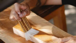 Cómo barnizar madera paso a paso: guía completa