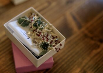 Pendientes de Navidad DIY hechos a mano en una cajita de joyería artesanal