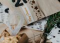Calendario de adviento casero con bolsas de papel numeradas
