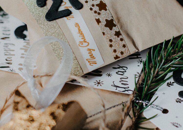 Calendario de adviento casero con bolsas de papel numeradas