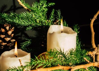 Centros de mesa de Navidad DIY con velas y ramas de abeto